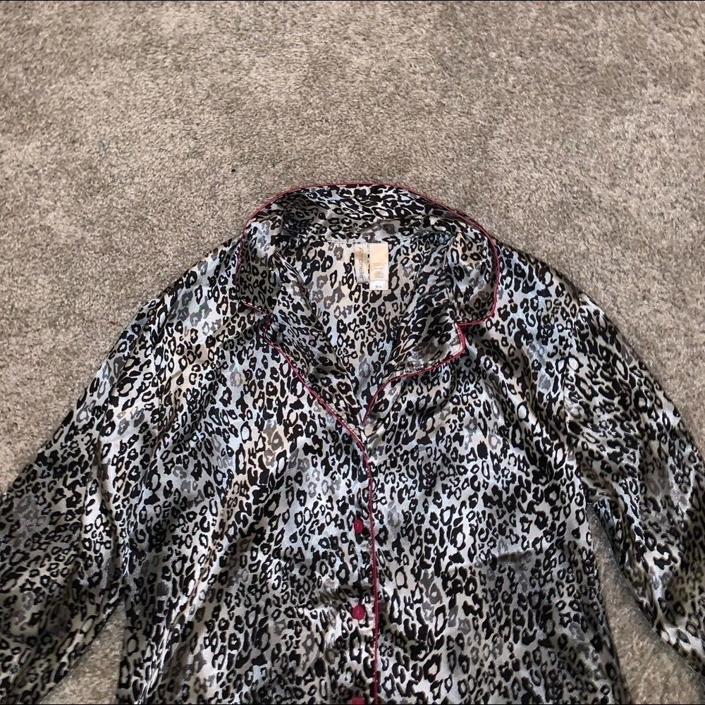 🌸3/$30🌸 Ambrielle Cheetah Print Button Down Top size M - Picture 4 of 8